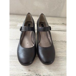 Array women’s brown closed toe heels